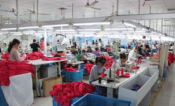 服裝廠月薪八千真實現狀 打工妹坦言銷售崗難達標，針紡織品市場壓力大